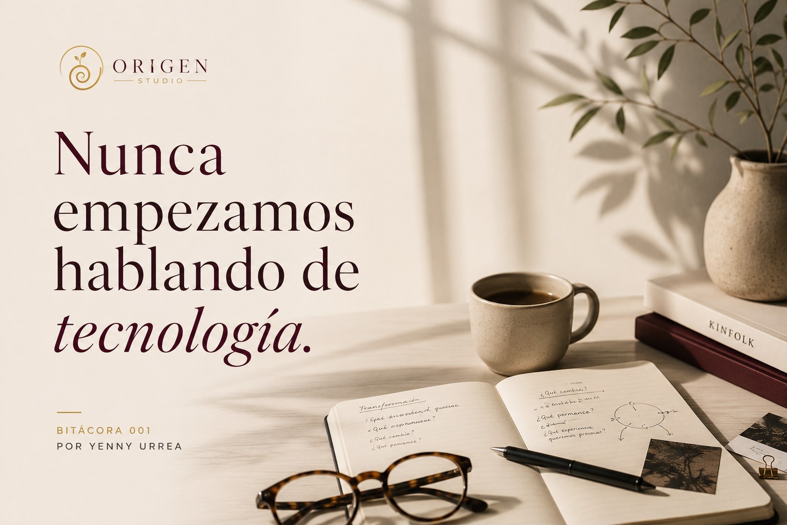 Escritorio minimalista con una libreta abierta, una taza de café y materiales de trabajo sobre una mesa iluminada por luz natural, acompañado del título "El verdadero problema casi nunca es la plataforma"